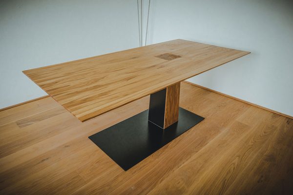 Tisch Eiche mit massivem Stahlfuß